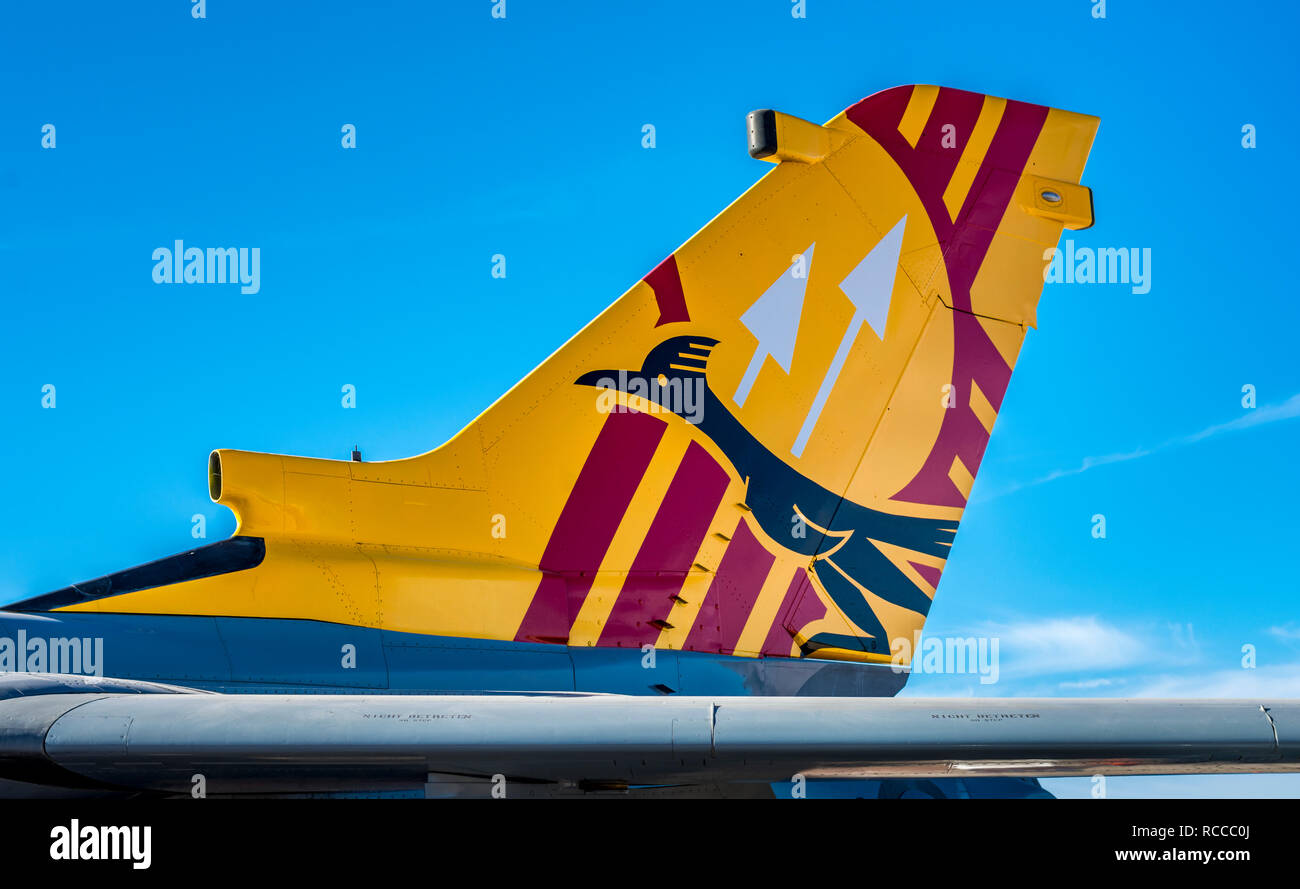 Alamogordo, Nuevo México, Estados Unidos, la Fuerza Aérea Alemana Tornado jet fighter cola avión pintado con roadrunner y Zia símbolo. Foto de stock
