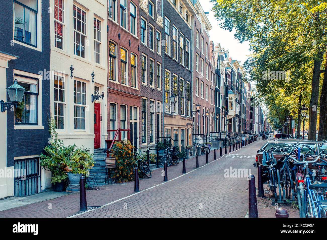 AMSTERDAM, Países Bajos - Septiembre 1, 2019: escena de una calle de la ciudad de Amsterdam con el ejemplo de la arquitectura típica. Foto de stock