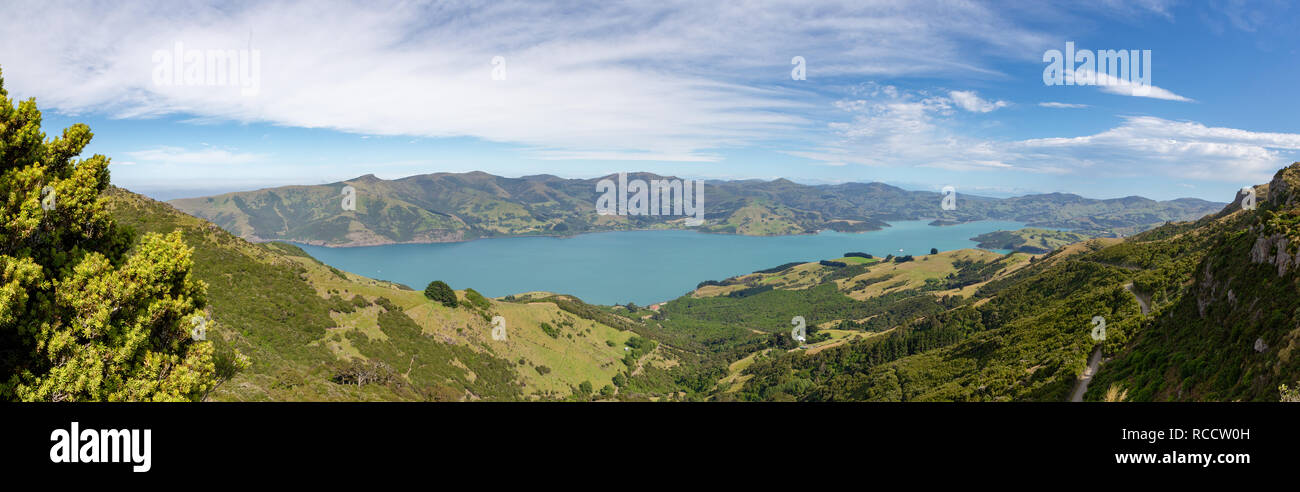 Las vistas sobre las bahías alrededor de Akaroa desde las cumbres brumosas Reserva escénica, la Península de Banks, Nueva Zelanda Foto de stock