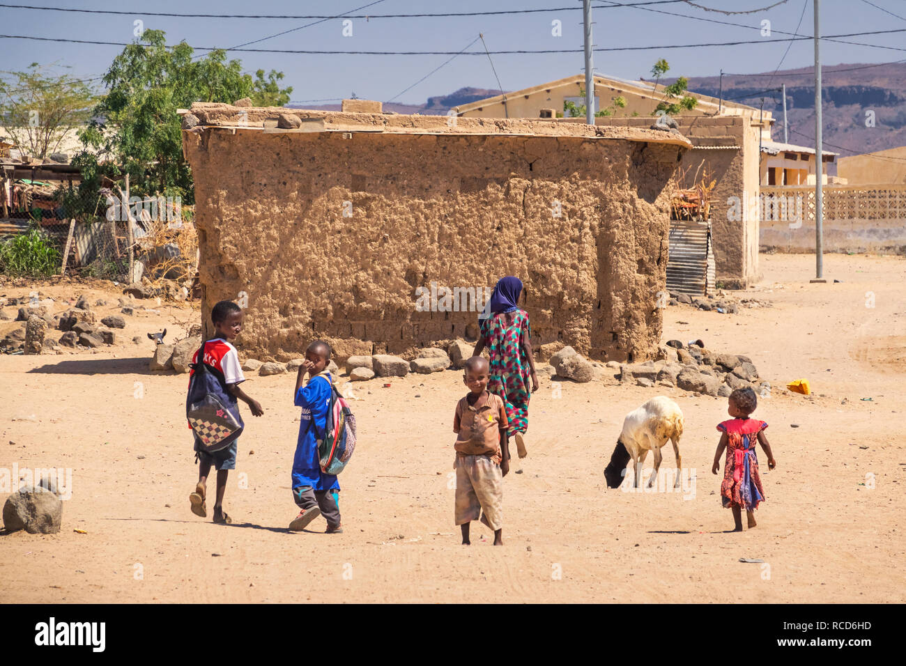Los niños van a casa de la escuela en una aldea en el oeste de Djibouti. Foto de stock