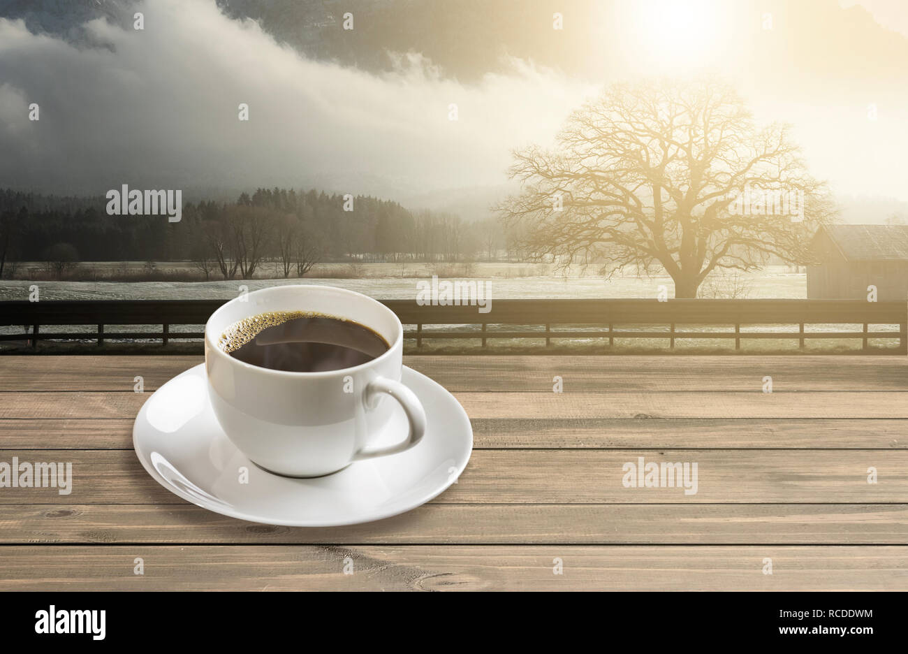 Americano caliente café negro en taza blanca con amanecer fondo de montaña Foto de stock