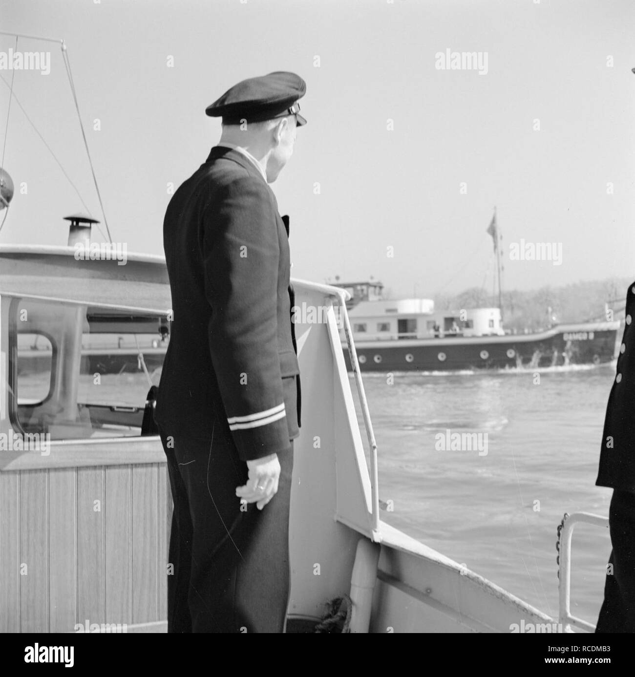 Agente van de wasserschutzpolizei op zijn boot se reunió op de achtergrond de Damco Bestanddeelnr 9, 254-1516. Foto de stock
