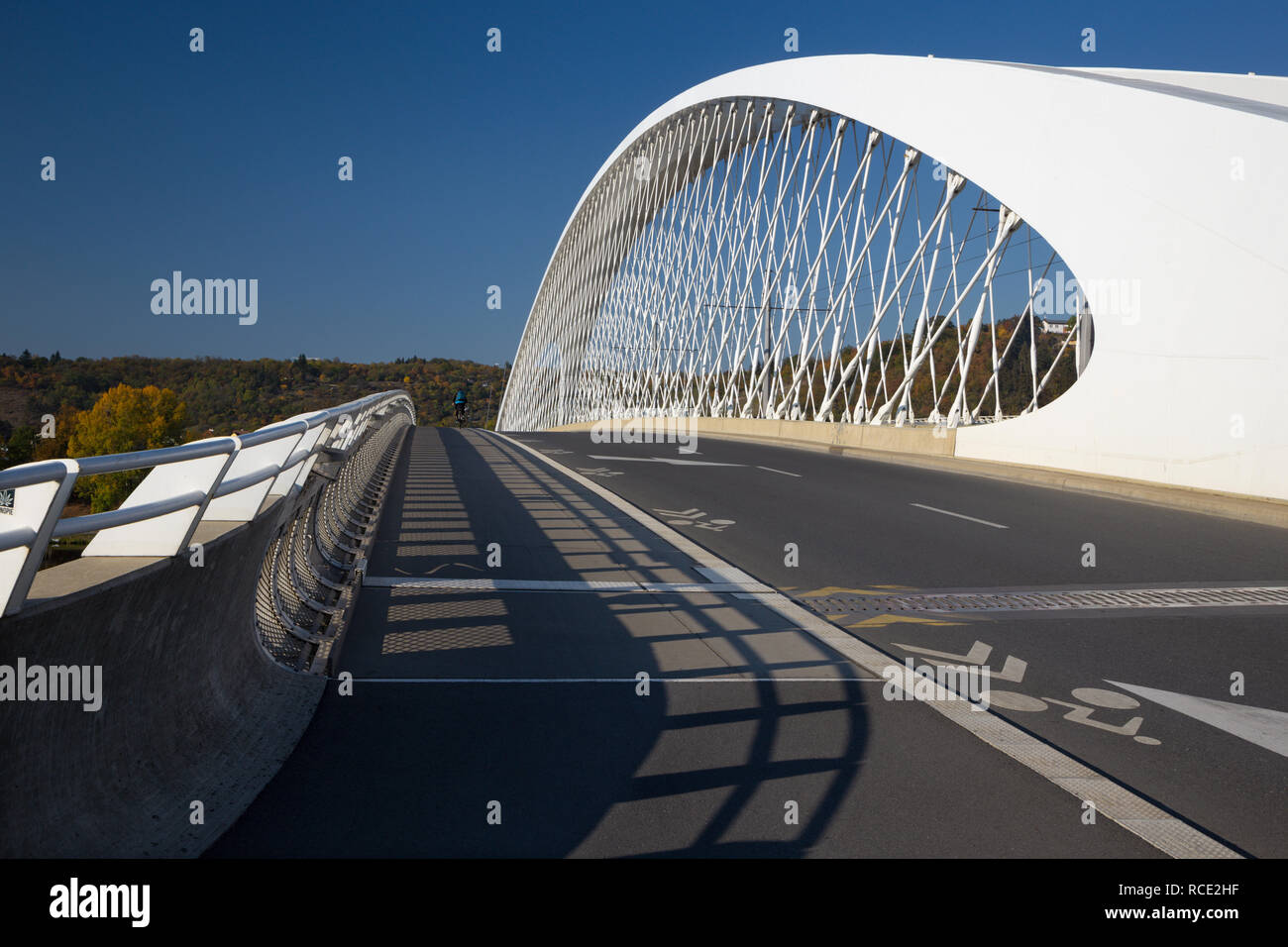 Praga - El moderno puente arqueado Trójský más. Foto de stock
