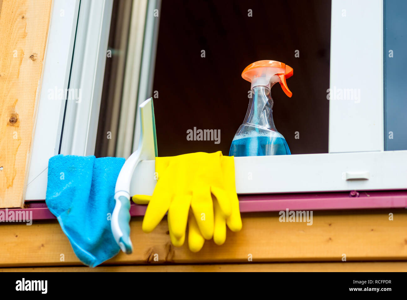 Herramientas de limpieza de cristales en el alféizar de la ventana Cerrar  Fotografía de stock - Alamy