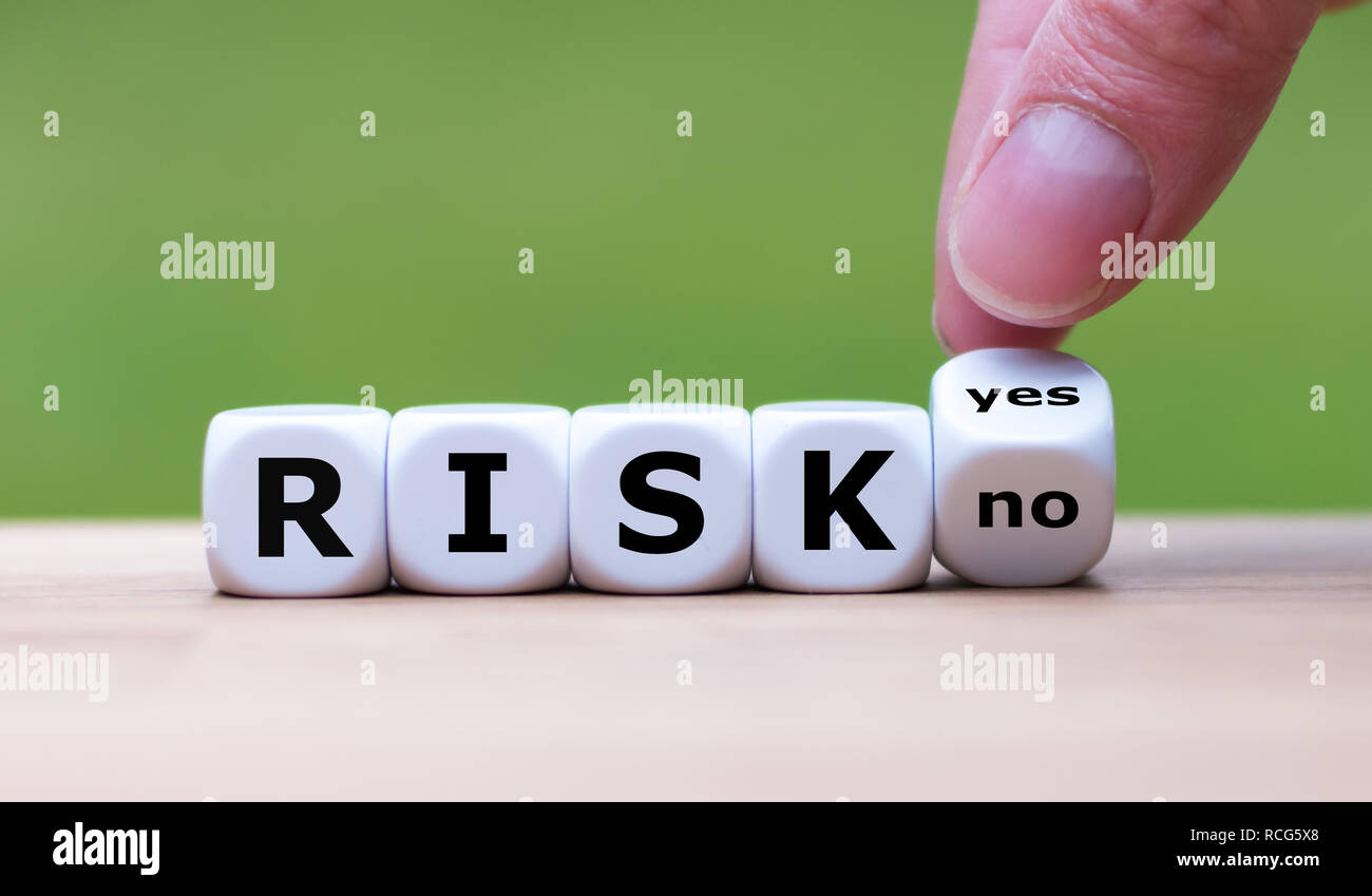 Tomar un riesgo? La mano se convierte dados y cambia la palabra 'no' a 'yes' (o viceversa) Foto de stock