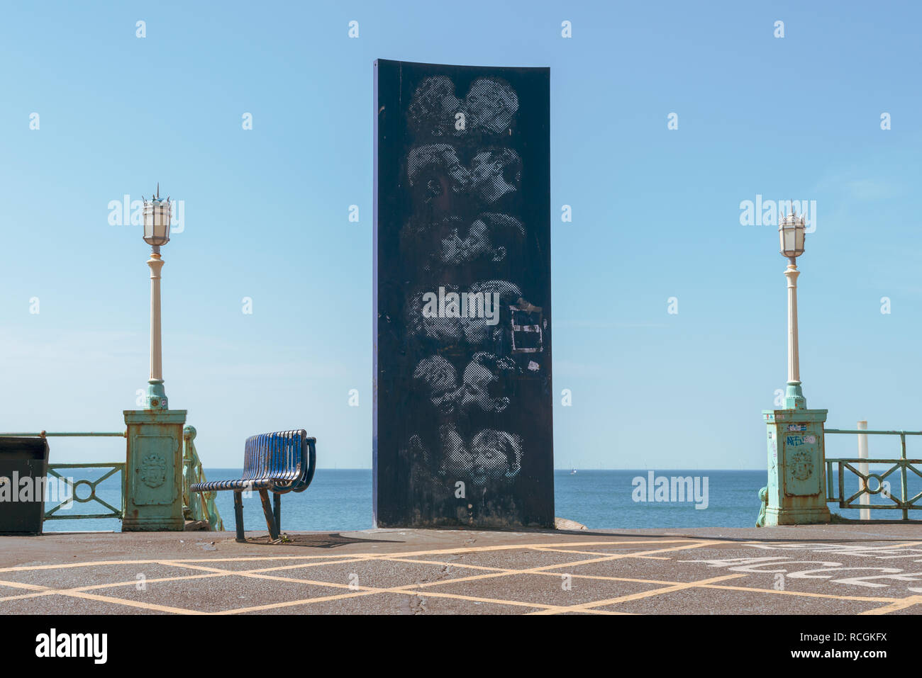 "Kiss Wall" es una escultura de Brighton Seafront icónico artista Bruce Williams. Esta columna de aluminio verticales se asiente de manera paralela con el mar a Foto de stock