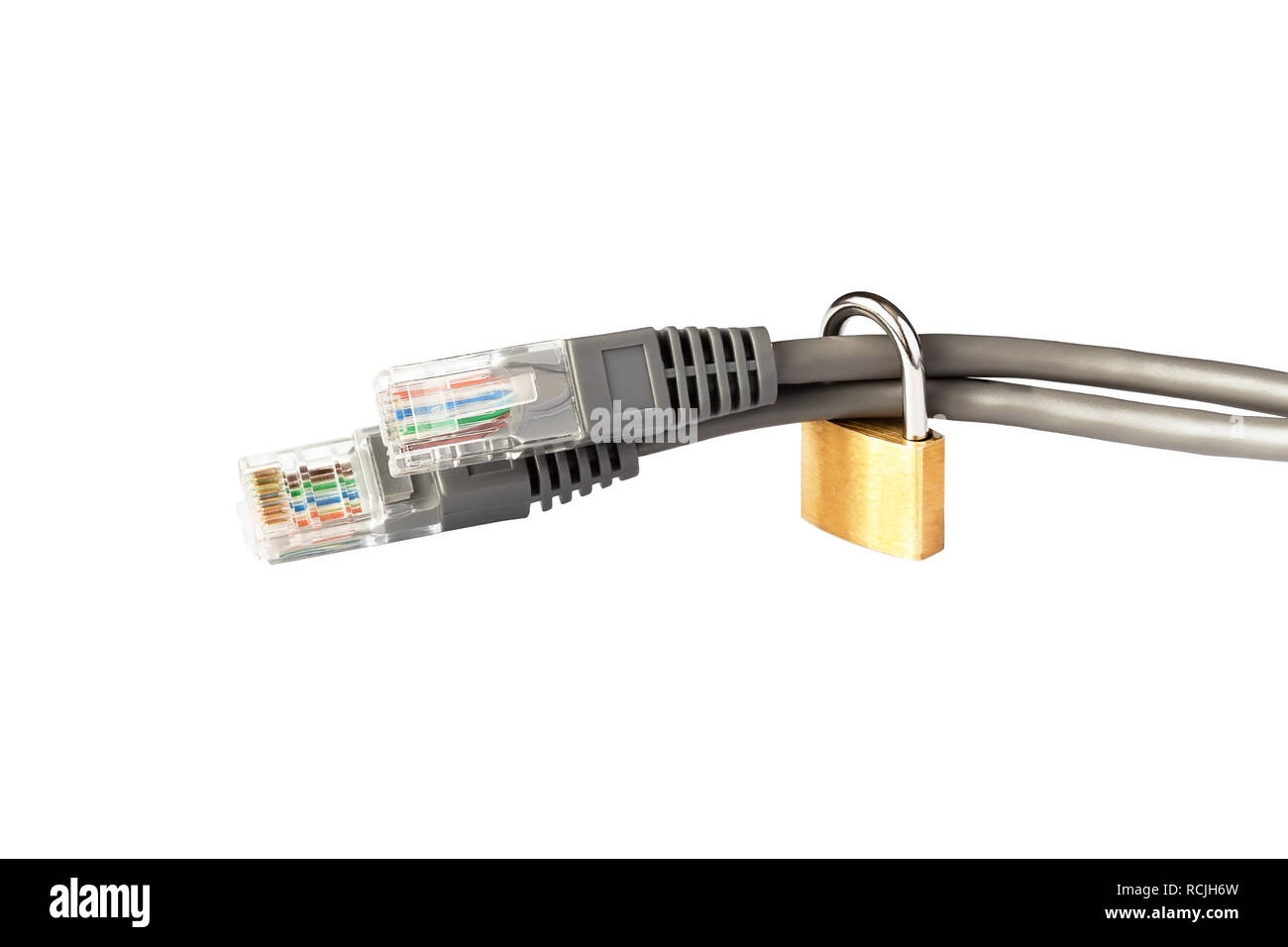 Dos cables ethernet con conectores RJ-45, sujeto con un candado. El concepto de la seguridad de la red, la privacidad de los datos. Protección de la información. Foto de stock