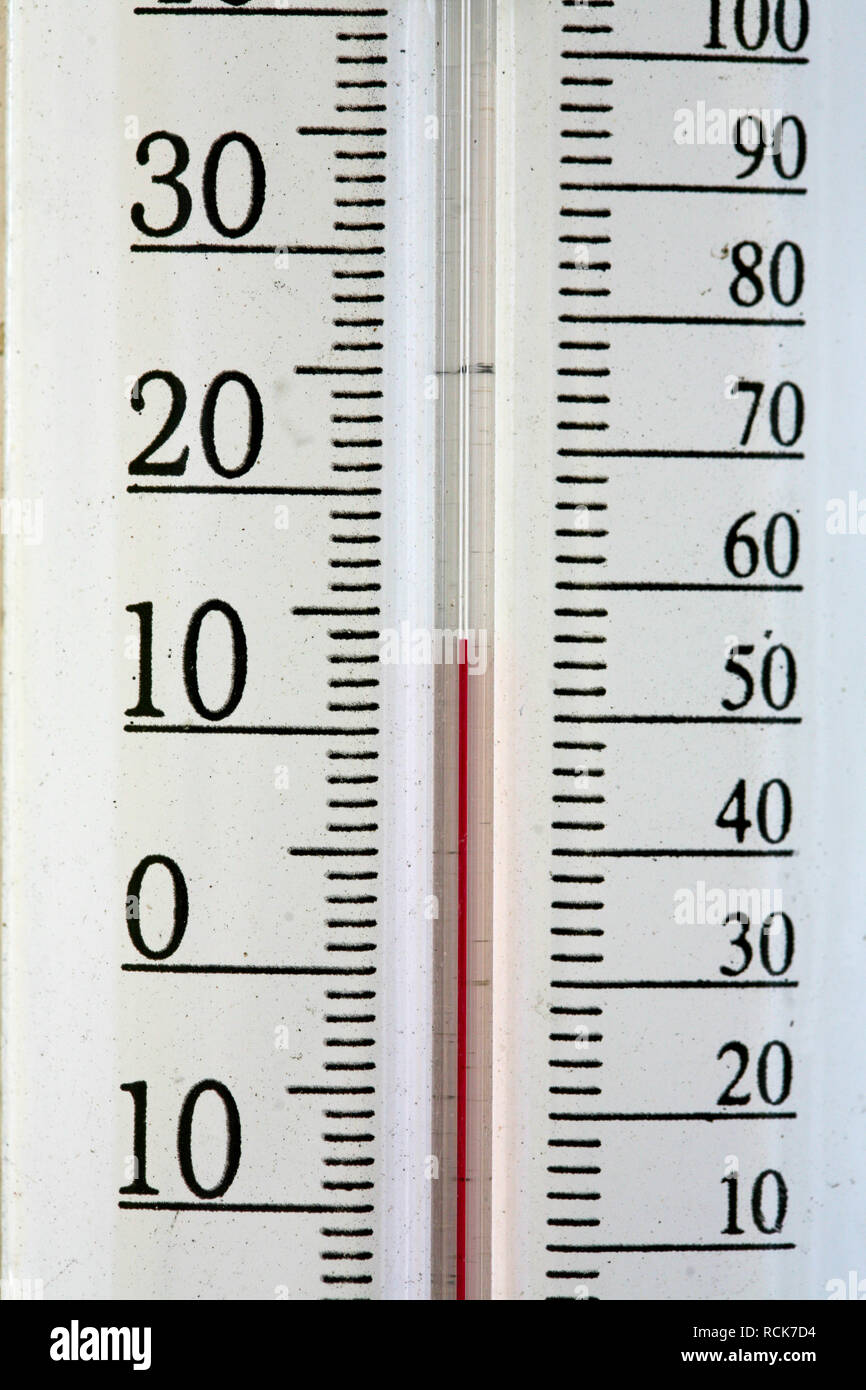 Termómetro con grados Celsius y Fahrenheit en la pared Fotografía de stock  - Alamy