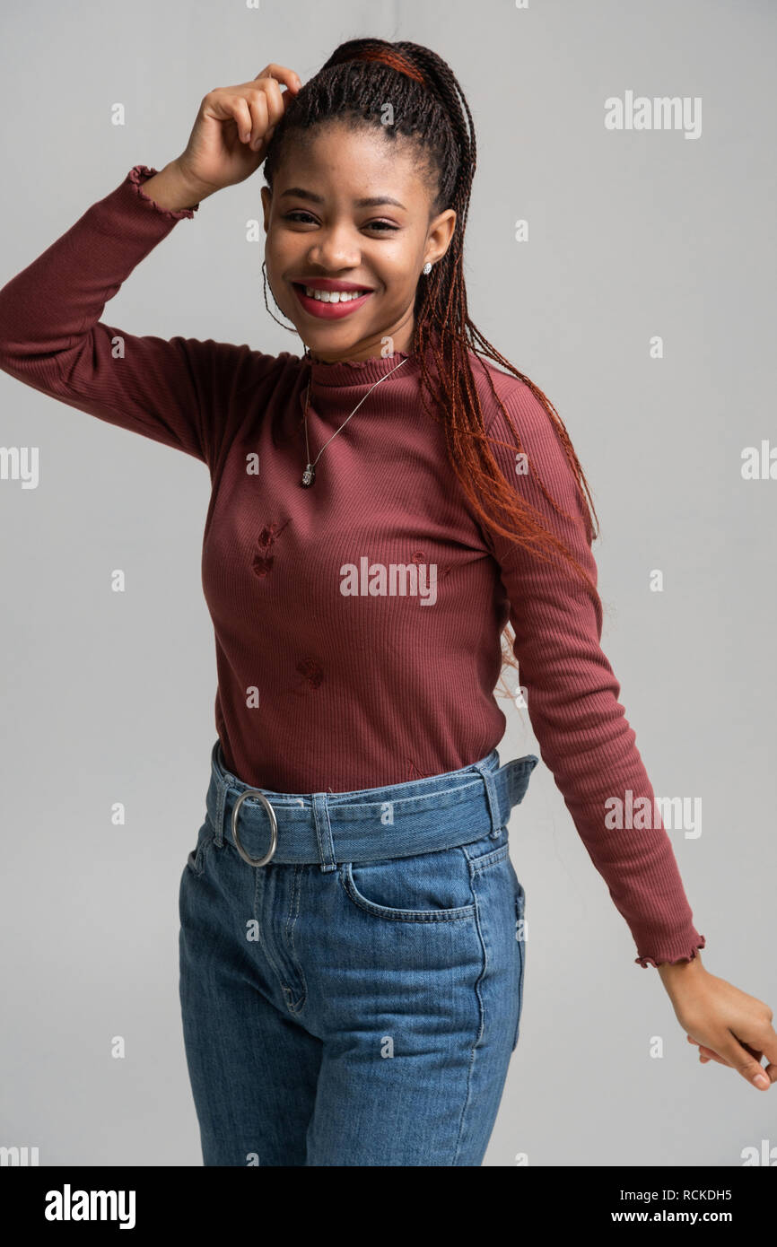 Mujer Hermosa Negro Bailando Aislado Sobre Fondo Blanco Fotografia De Stock Alamy