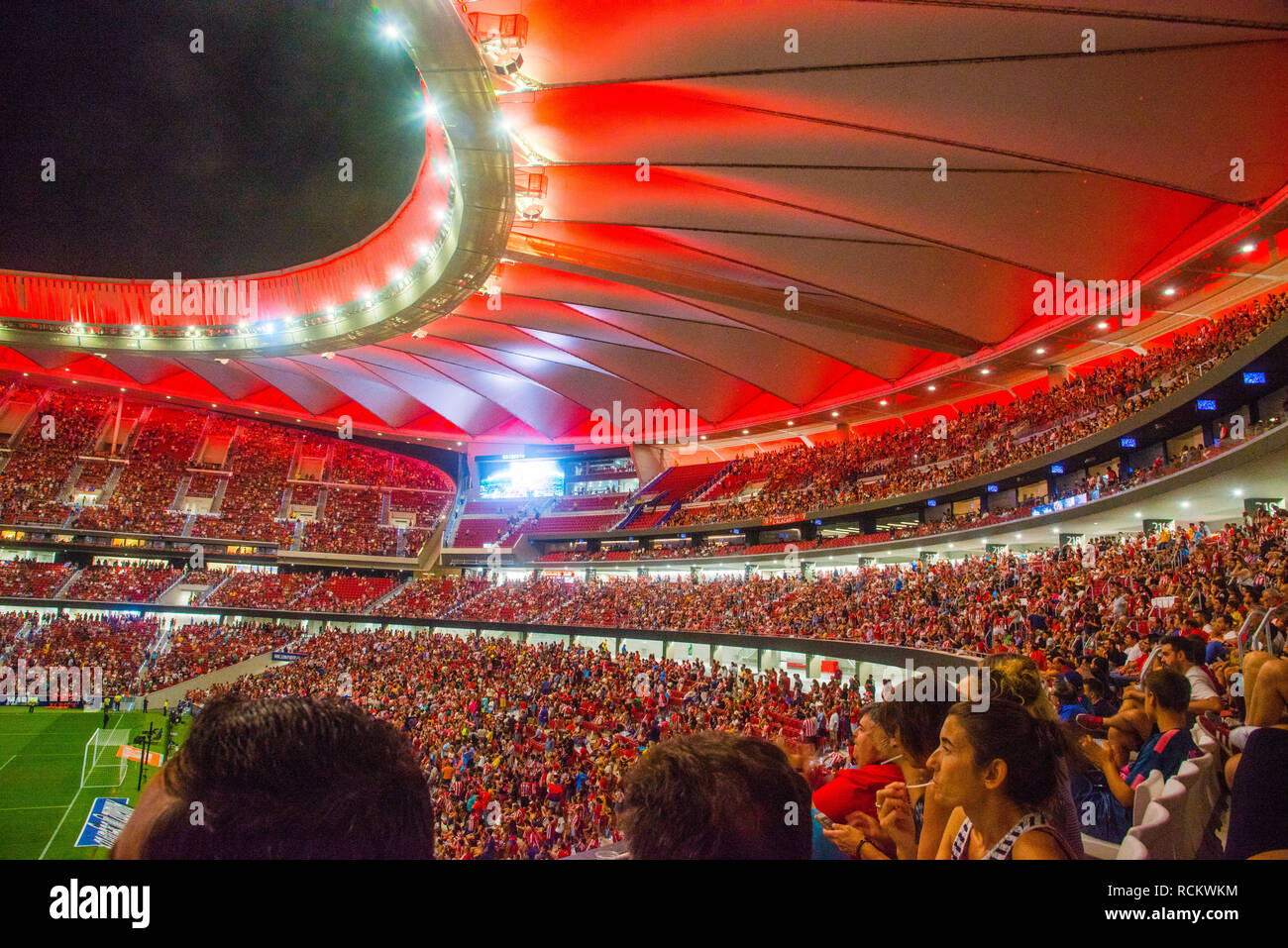 Los espectadores en el estadio Metropolitano de Wanda, la vista de noche.  Madrid, España Fotografía de stock - Alamy