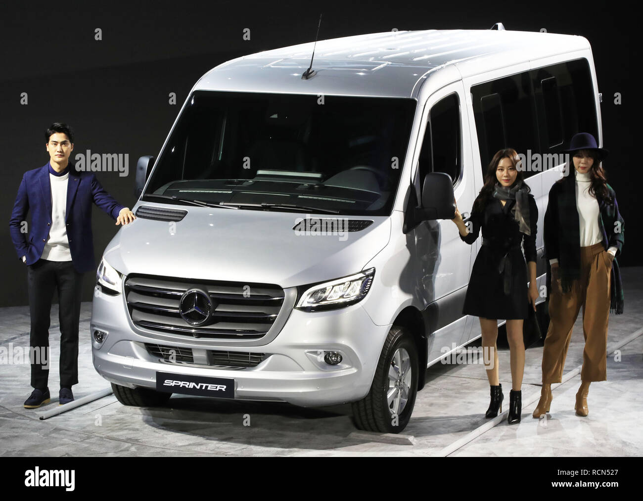 16 ene, 2019. El nuevo Mercedes-Benz Sprinter Van debuta en Corea del Sur  muestran los modelos de tercera generación de Mercedes-Benz Vans' Van  Sprinter durante un evento de publicidad en Seúl el