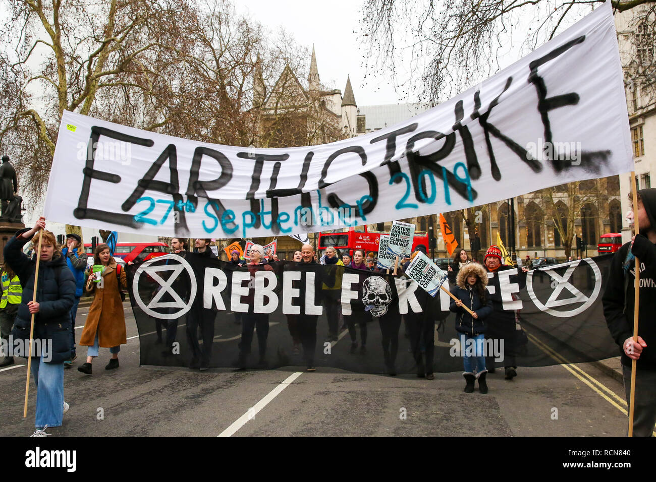 Los manifestantes se ven sosteniendo banderas y pancartas durante la protesta. Un grupo de activistas contra el cambio climático de la tierra huelga UK son vistos en Westminster demostrando a salvar el planeta. Foto de stock