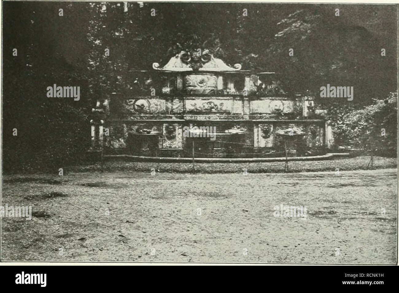 . Die Gartenkunst. Jardinería; Jardines -- Europa. XV, 1 DIE GARTENKUNST. ist wieder umrahmt und umgeben von einem großen Parkwalde, der kreuz und quer von Alleen und heckenartig geschnittenen Baum- gängen durchzogen ist. En den Wald waren dann wieder vielerlei Räume (armarios et salles) einge- baut, die heute verlassen und leider teilweise verwildert da lagen, gleich- Wie die meisten der Baumgänge. Es ist betrüblich, wenn man in die- sen Teilen den Verfall fortschreiten sieht, der langsam versinken läßt die einstige Pracht, für manche aber bietet doch Die Stille, schlichte Waldschönhe Foto de stock