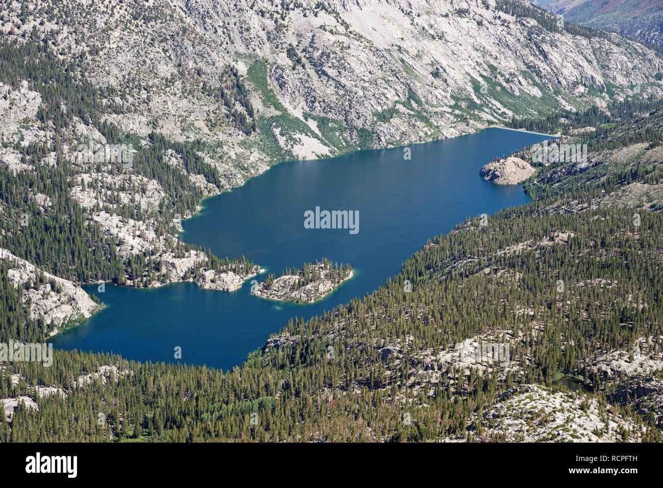 Vista aérea que muestra un completo del depósito de agua del lago del sur de California Foto de stock