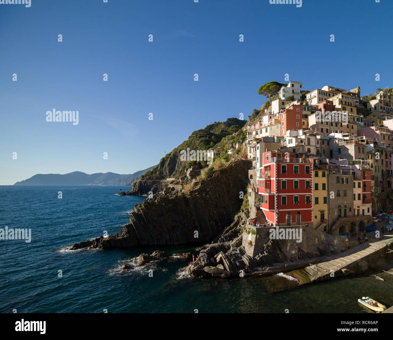 Vista de Riomaggiore, Liguria, Italia Foto de stock