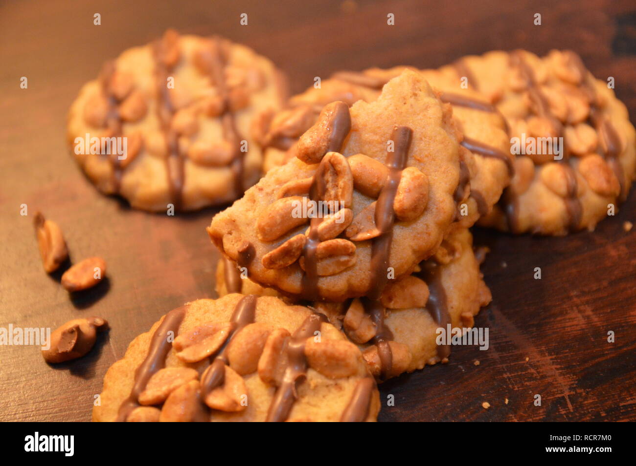 Seet cookies con tuercas en la tabla de madera postre alimentos Foto de stock