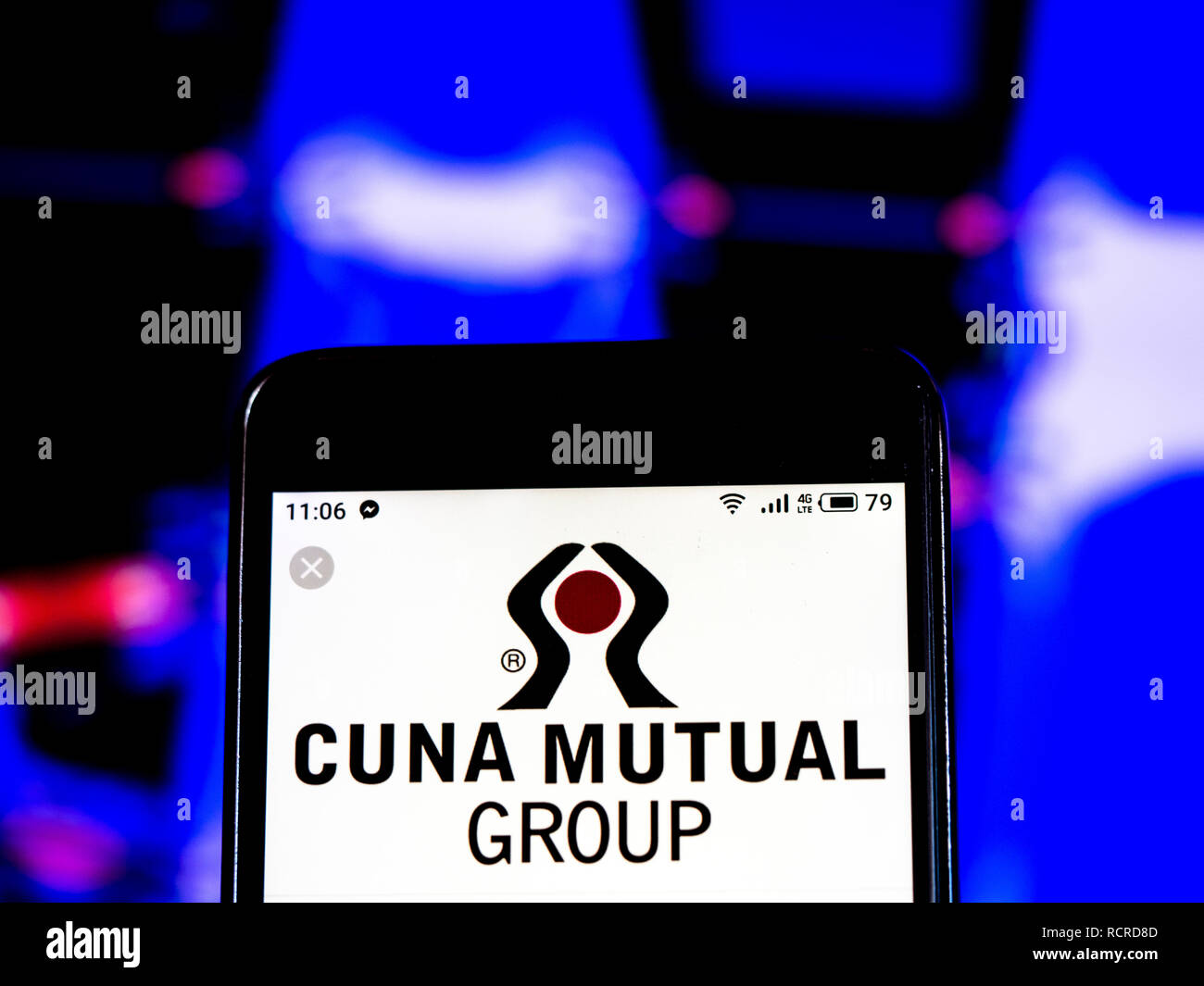 CUNA Mutual Group Insurance Company logo visto aparece en el teléfono  inteligente Fotografía de stock - Alamy