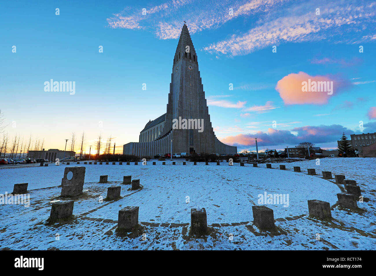 La iglesia Hallgrimskirkja al amanecer en Reykjavik, Islandia Foto de stock