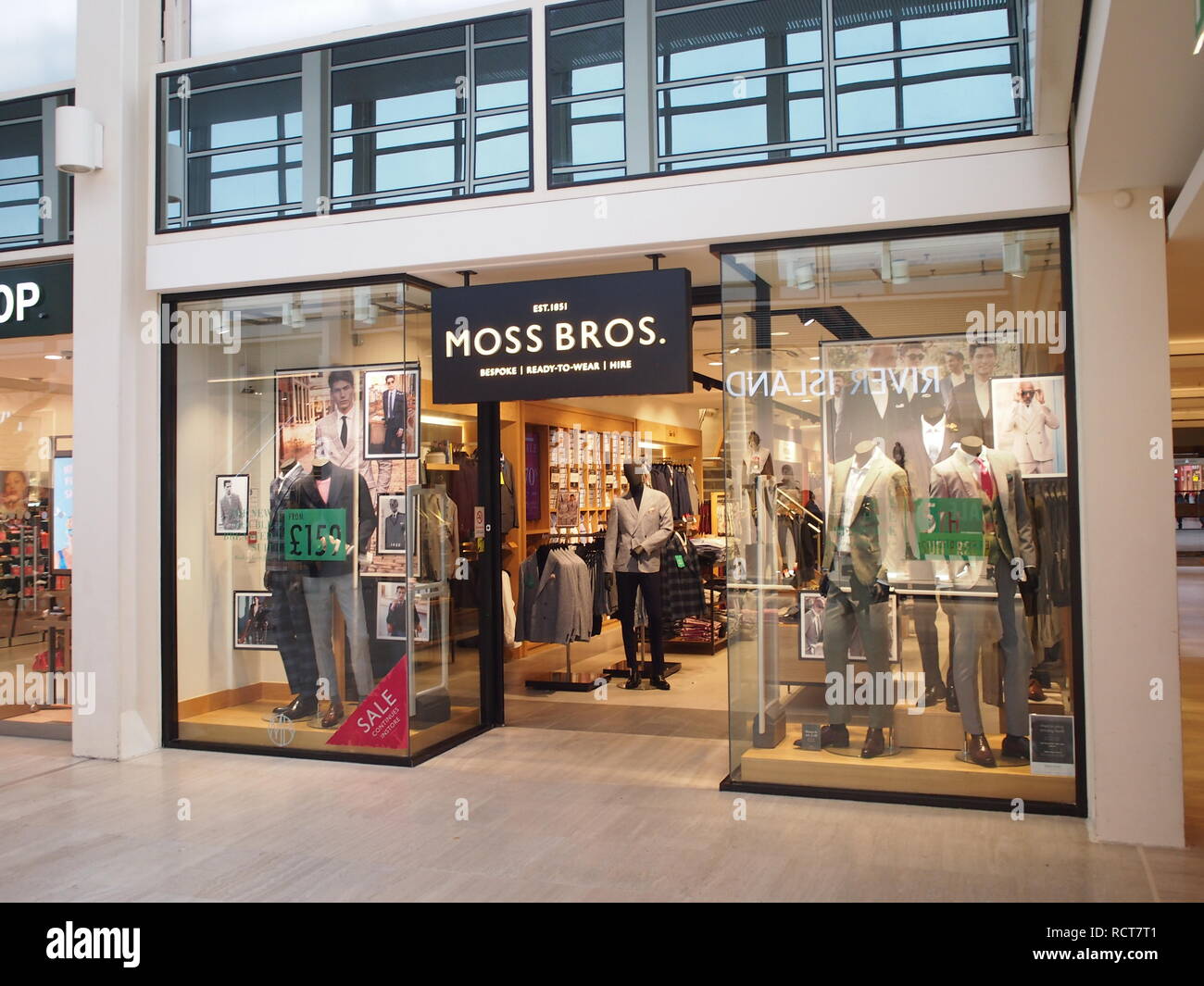 Moss Bros ropa tienda en el centro comercial de Milton Keynes Fotografía de  stock - Alamy