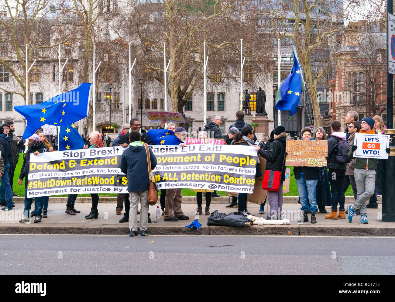 Manifestantes se congregan en la Plaza del Parlamento antes de la votación significativa (MV) en el acuerdo de retirada Brexit Westminster, Londres, Reino Unido el 15 de enero de 2019 Foto de stock