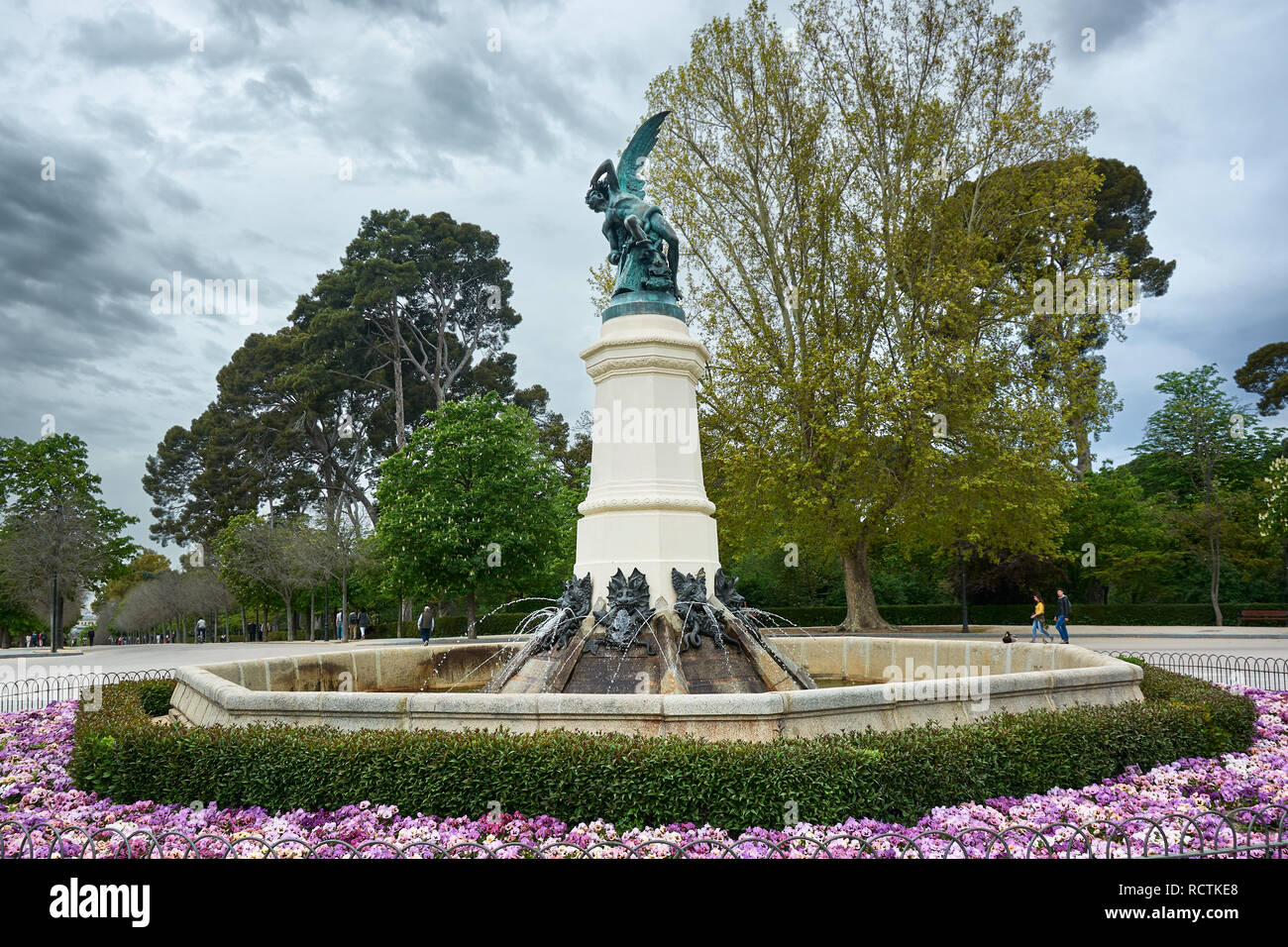 La fuente del Ángel Caído (fuente del Ángel Caído) o monumento del Ángel Caído en el Parque del