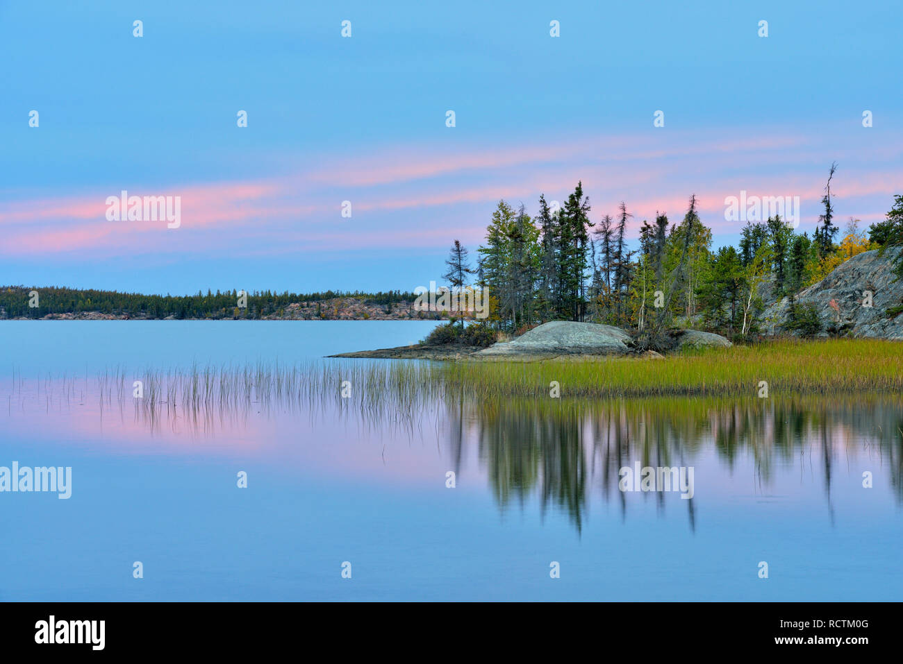 Sunset Sky reflexiones en Long Lake, Fred Henne Parque Territorial, Territorios del Noroeste, Territorios del Noroeste, Canadá Foto de stock