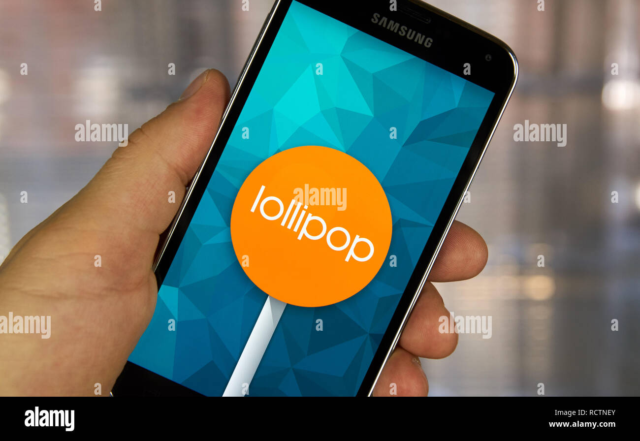 MONTREAL, Canadá - 20 de marzo de 2016 - Android lollipop OS logo en el smartphone. Android Lollipop es una versión del sistema operativo móvil Android deve Foto de stock