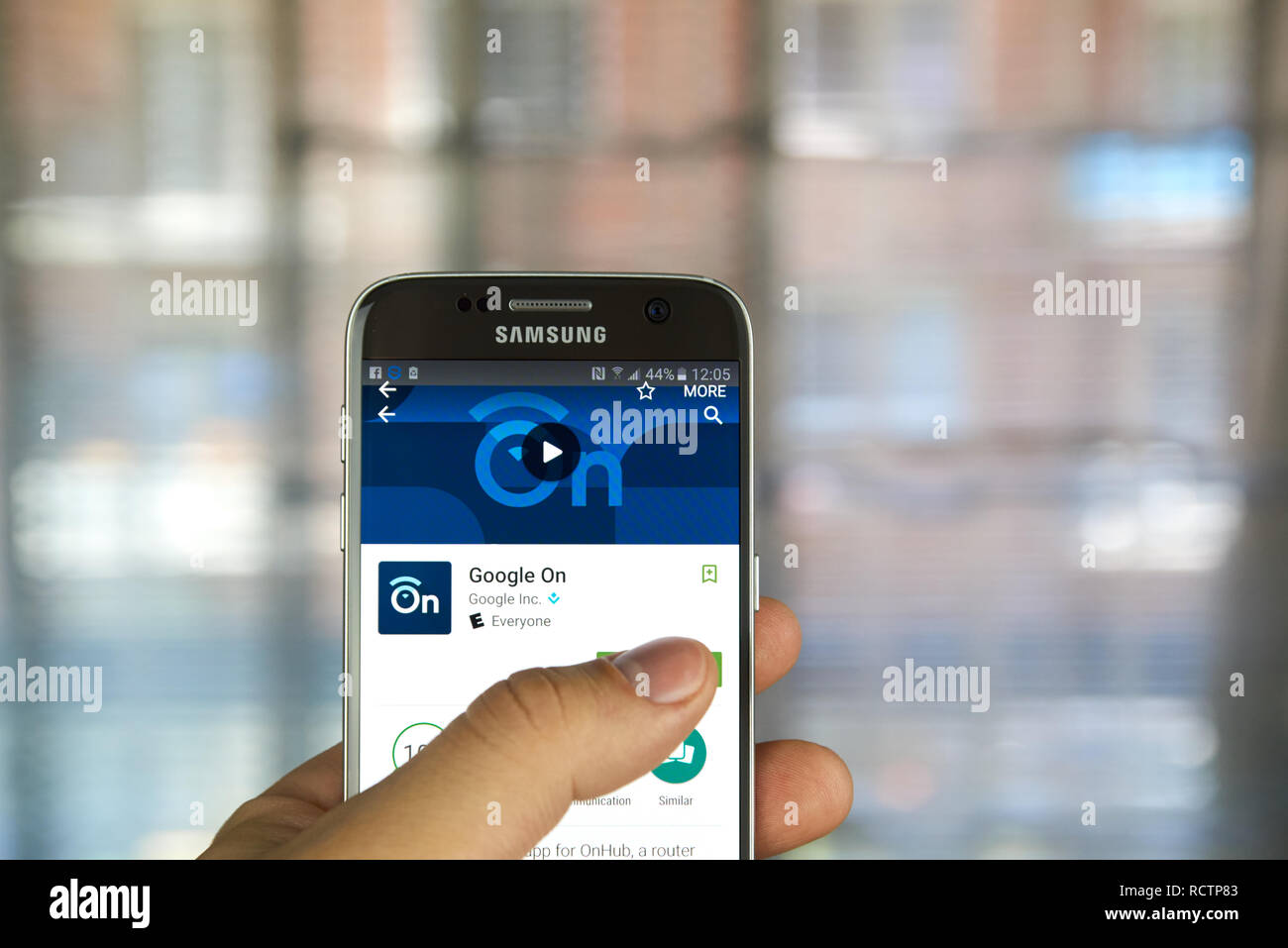 MONTREAL, Canadá - 23 de mayo de 2016 : Google en aplicación en pantalla Samsung S7. Google es el compañero app para OnHub, un router para la nueva forma de Wi Foto de stock