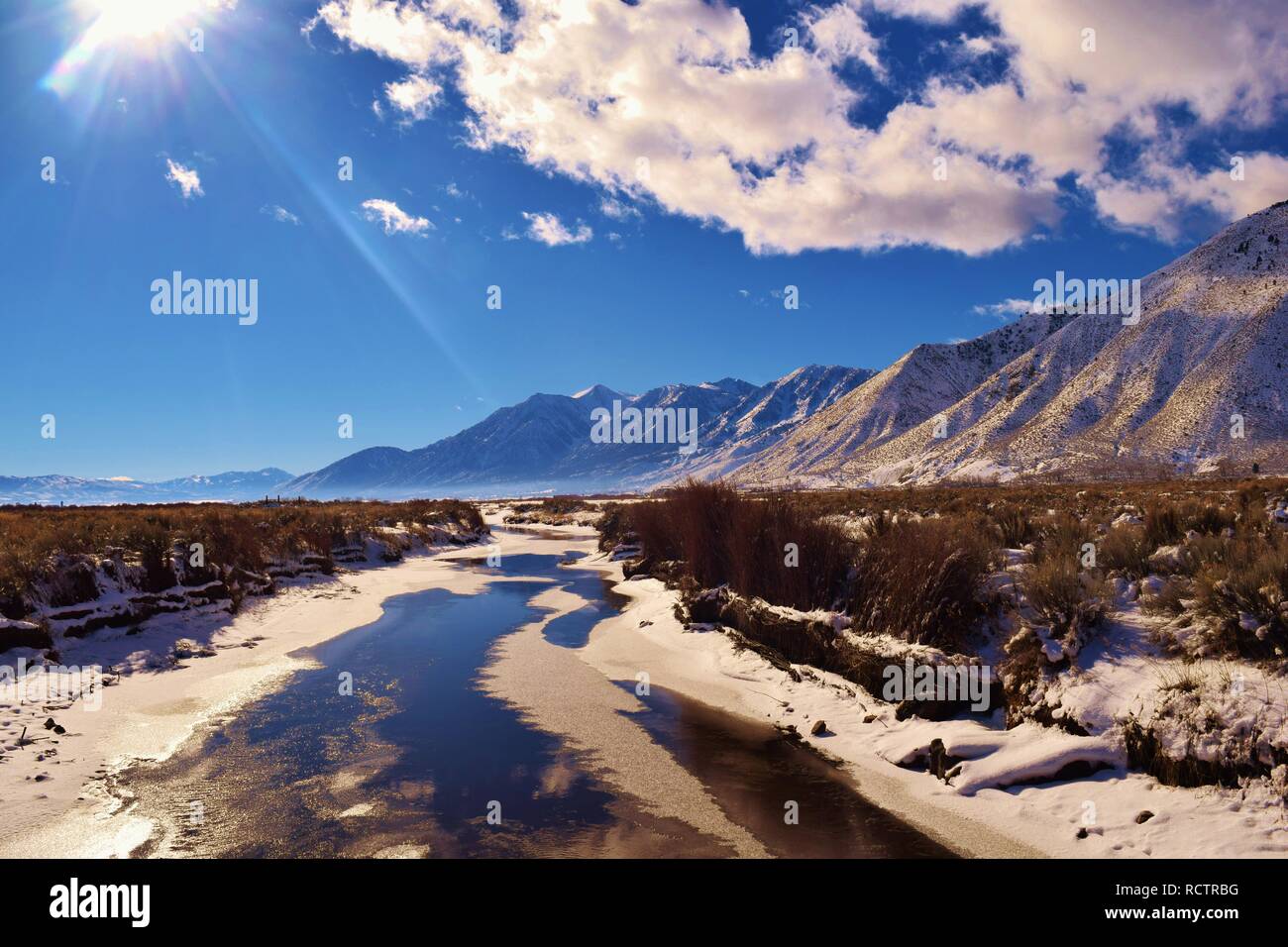 Valle en las montañas de Sierra Nevada en el valle de Carson, en las localidades de Gardnerville, Nevada Foto de stock