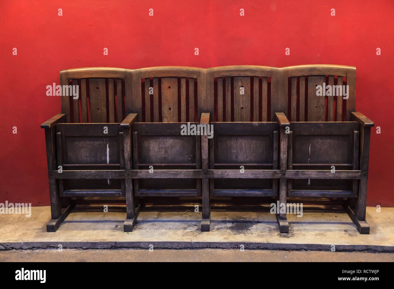 Asiática tradicional tailandés vintage retro con textura de madera sillas sobre fondo rojo de la