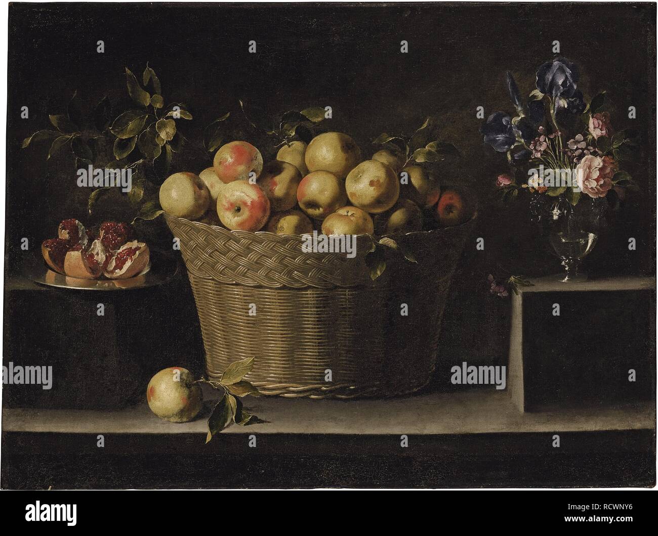 Las manzanas en un cesto de mimbre, una granada en un plato de plata y  flores en un jarrón de cristal. Museo: Colección privada. Autor: Zurbarán,  Juan de Fotografía de stock -