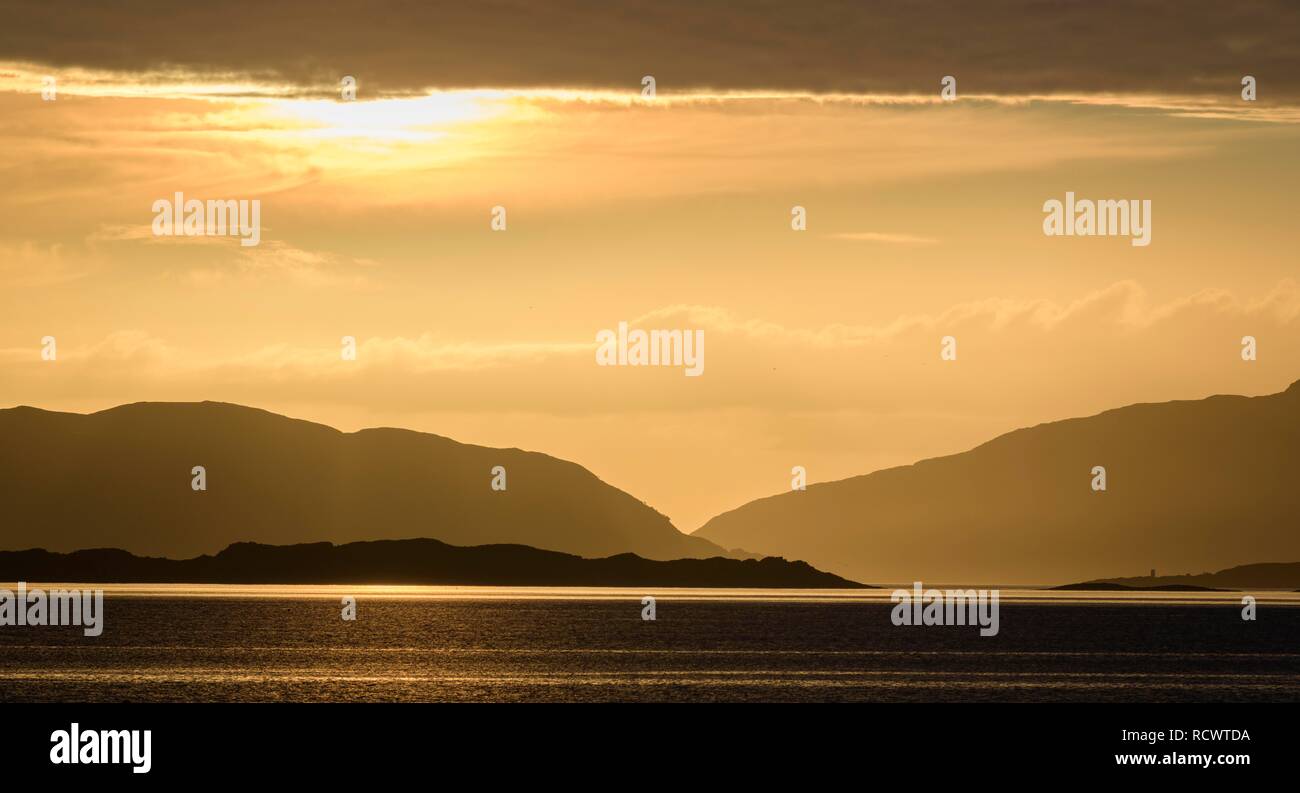 La puesta de sol sobre el mar, Crinan, Escocia, Gran Bretaña Foto de stock