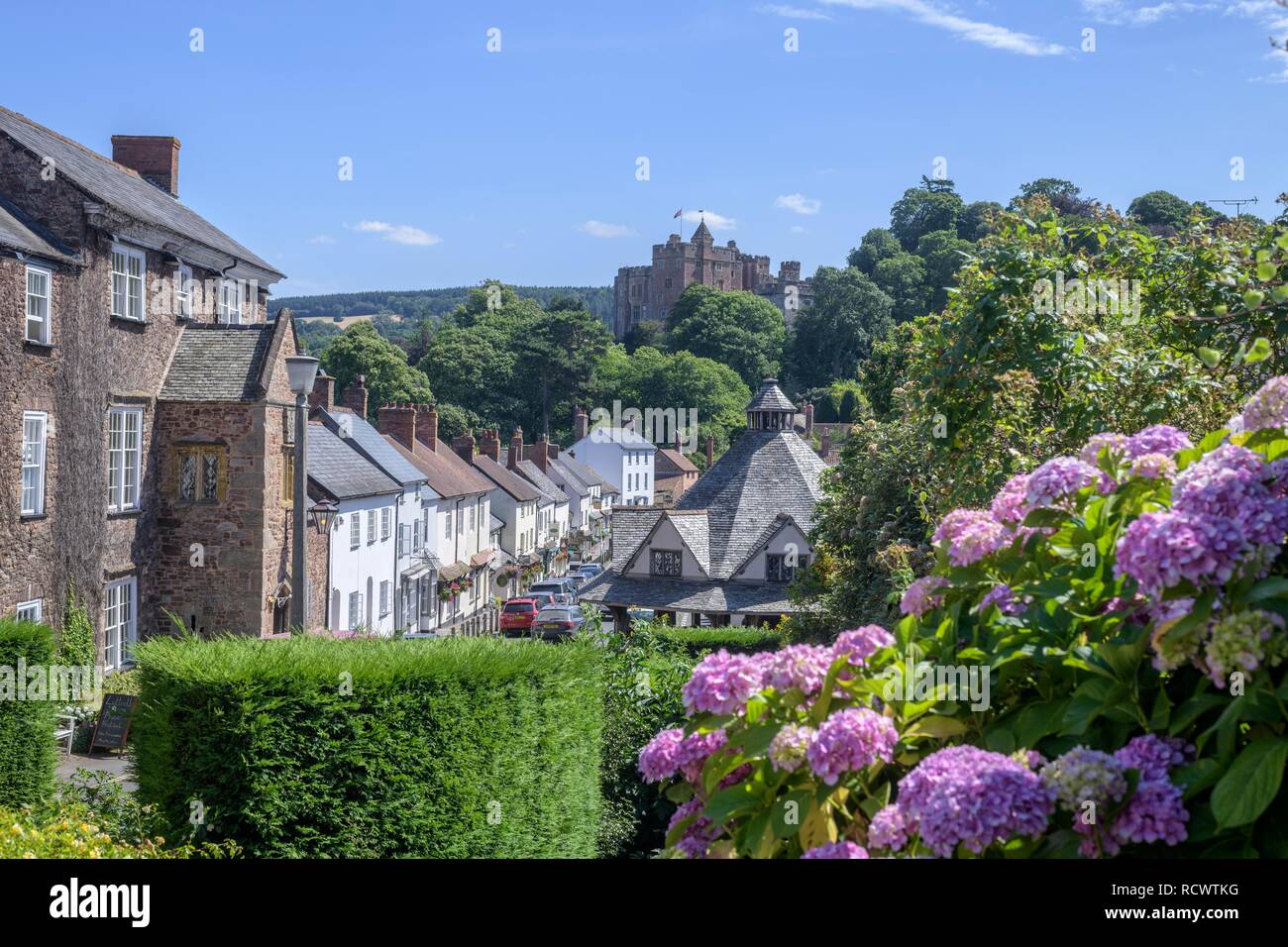 El lugar y la vista hacia el castillo de Dunster, Dunster, Inglaterra, Gran Bretaña Foto de stock