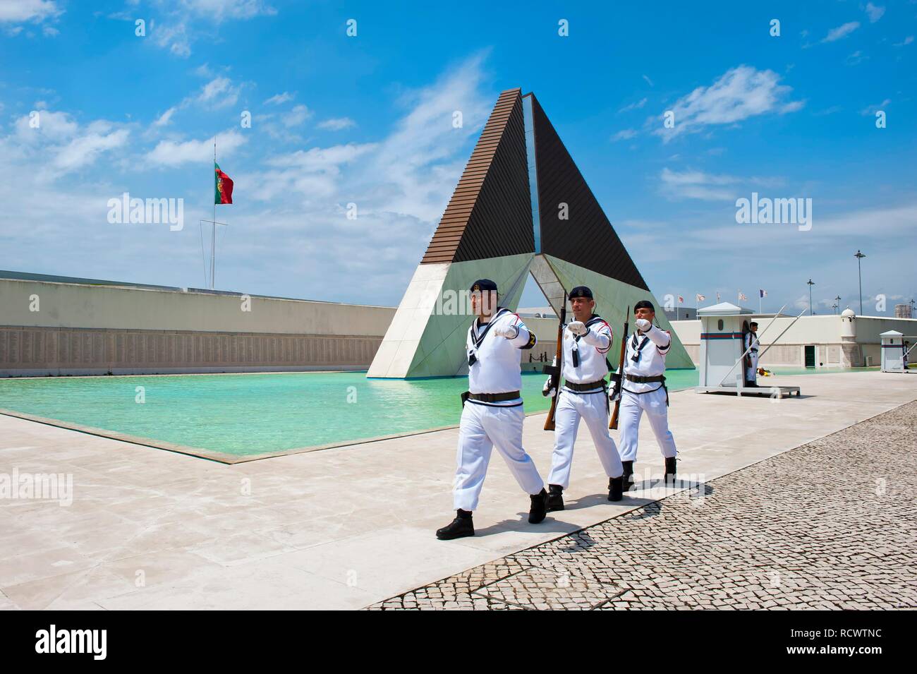 Monumento aos Combatentes da Guerra do Ultramar, Belem War Memorial, el cambio de guardia, barrio de Belem, Lisboa, Portugal Foto de stock