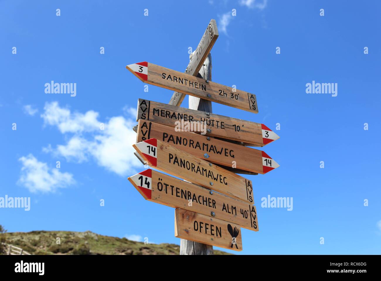 Guía de trekking en las montañas por encima de Merano, el Alto Adige, Italia, Europa Foto de stock