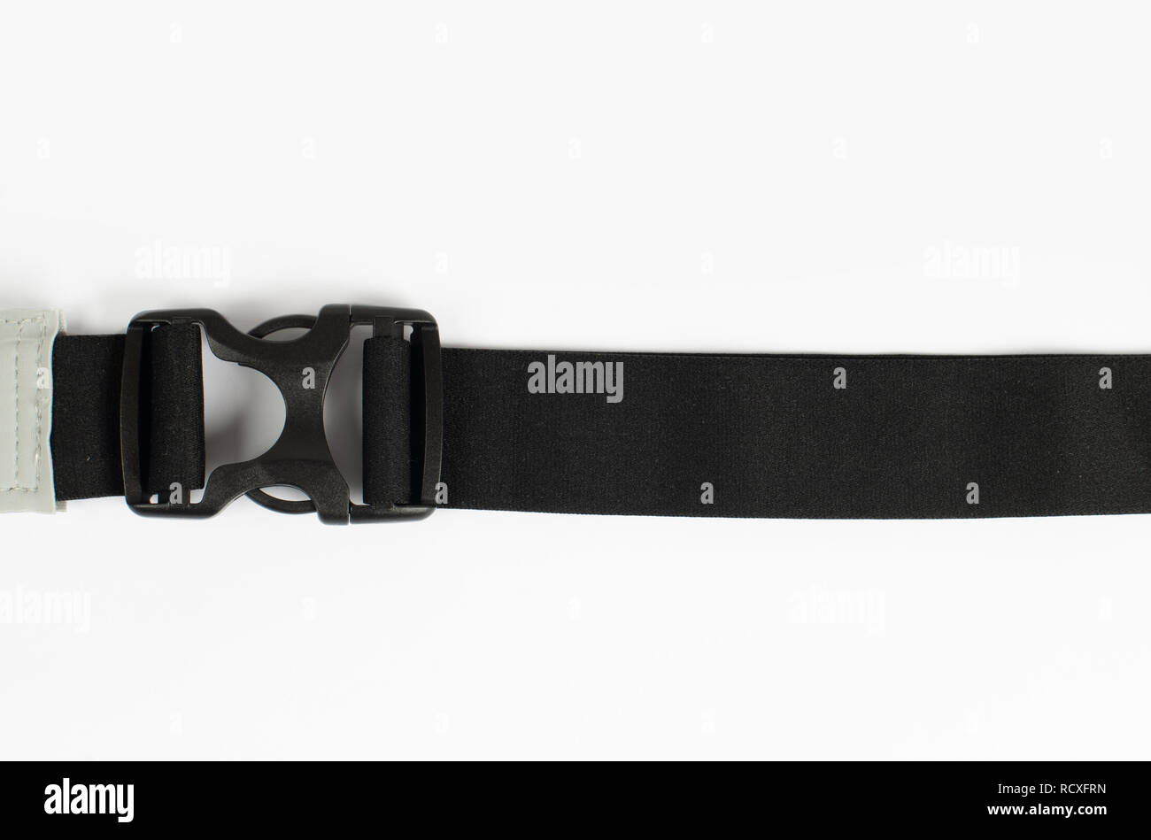 En la cintura, hebilla de plástico con correa negra sobre el fondo blanco  Fotografía de stock - Alamy