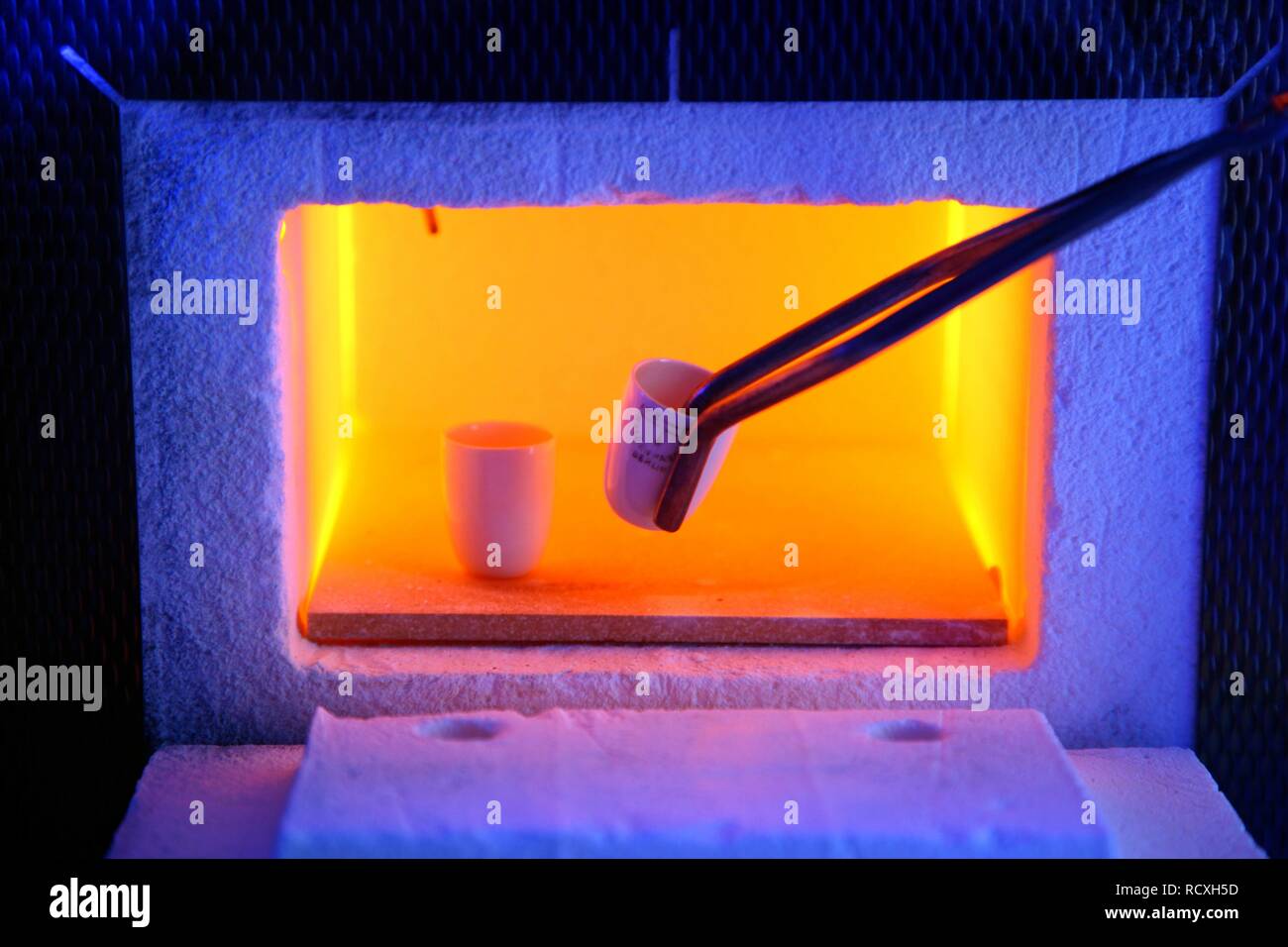 Horno de alta temperatura, con temperaturas de hasta 1000° C, donde se funden las muestras para pruebas de laboratorio Foto de stock