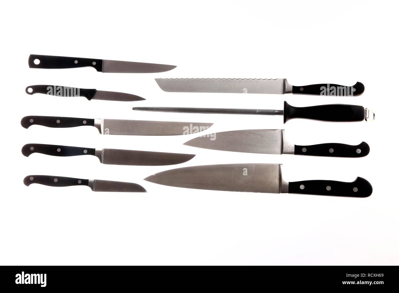 Varios cuchillos de cocina, de acero afilado cuchillo de chef, cuchillo de pan, cuchillo de fileteado, cuchillo de verduras Foto de stock