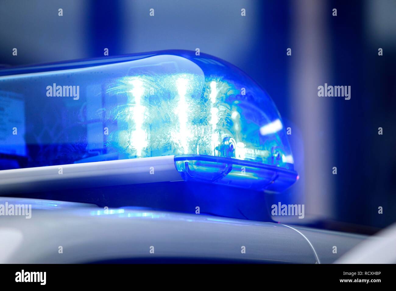 Patrulla de la policía, con luces LED azul parpadeando Fotografía de stock  - Alamy