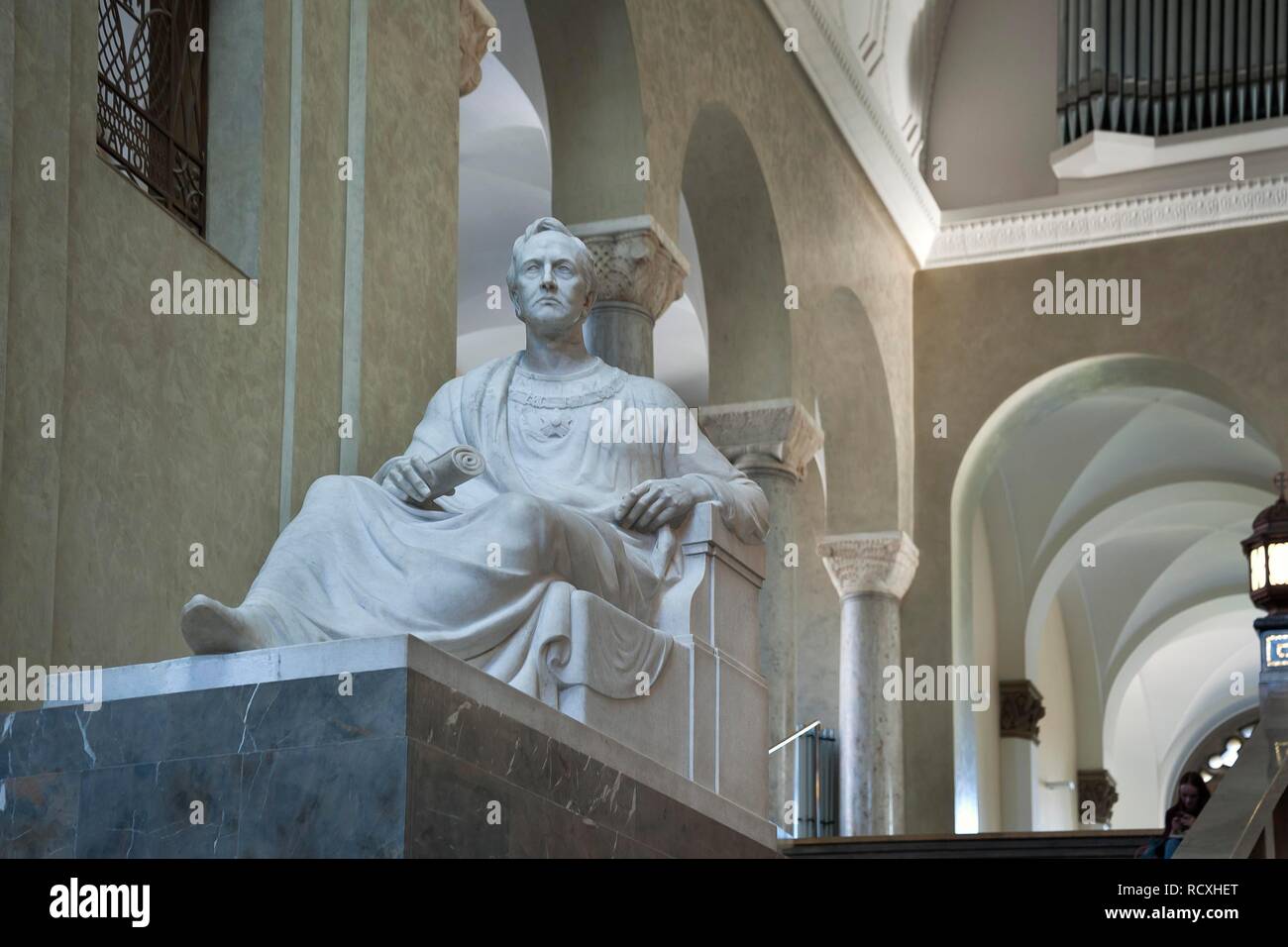 La figura de mármol del Rey Ludwig I en el Lichthof de la LMU, de la Universidad Ludwig-Maximilians de Munich, la Alta Baviera, Baviera Foto de stock