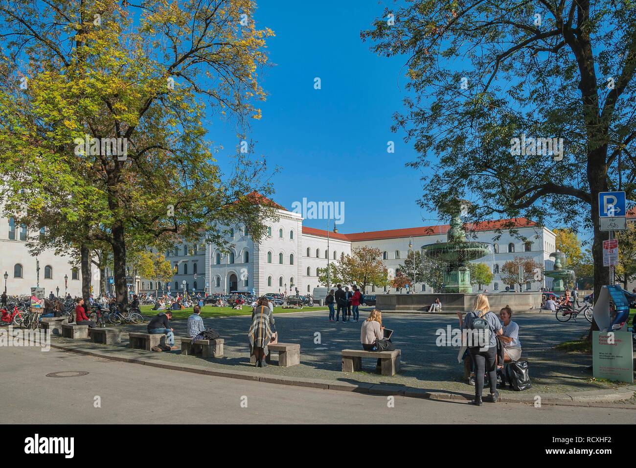El Geschwister-Scholl-Platz con su fuente, explanada de la Universidad Ludwig-Maximilians de Munich, la Alta Baviera, Baviera Foto de stock