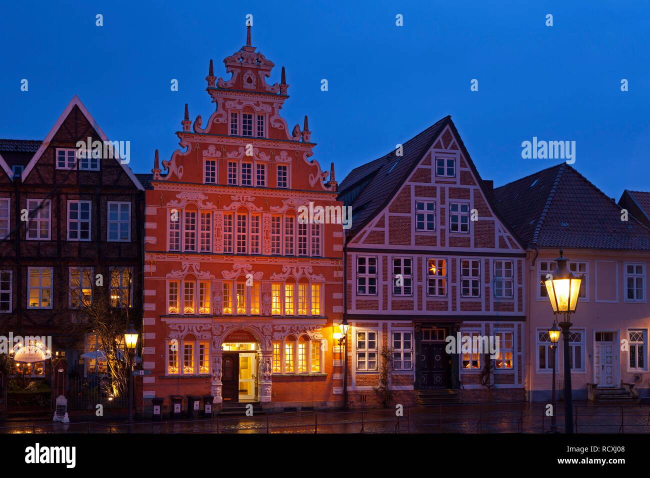 Edificios en el casco antiguo de la ciudad en la época de Navidad, alterar Hafen, Stade, Baja Sajonia Foto de stock