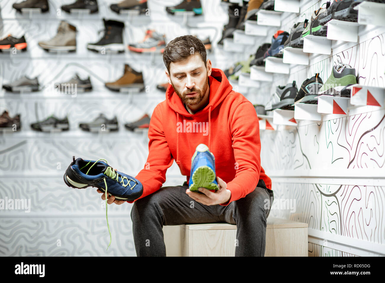 Sports Shoes In Shoe Shop Fotos e Imágenes de stock - Alamy