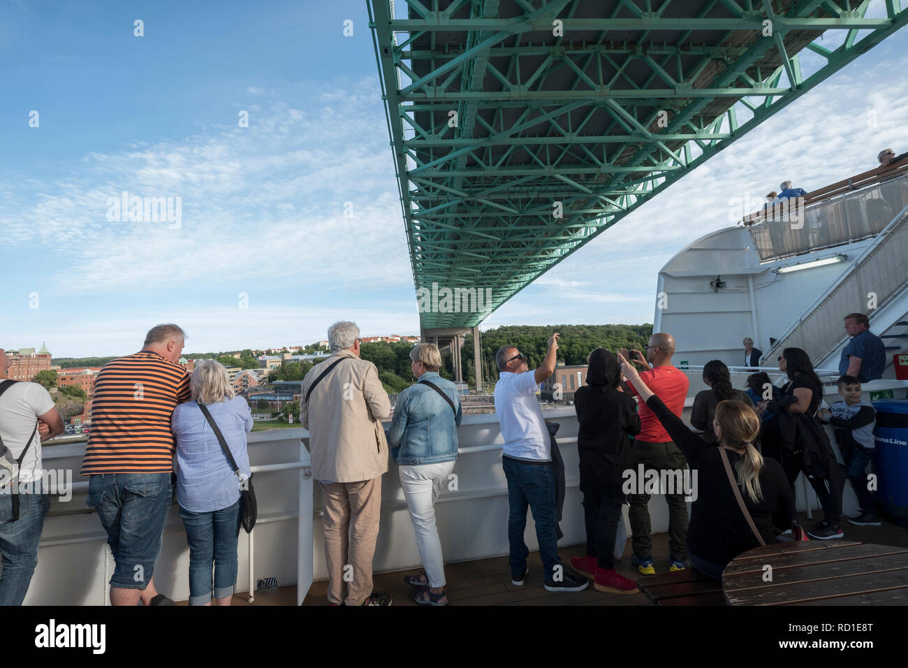 Los turistas fotografía cuando el ferry se ejecuta bajo Älvsborgsbron, Gotemburgo, Västergötland, Suecia. Foto de stock