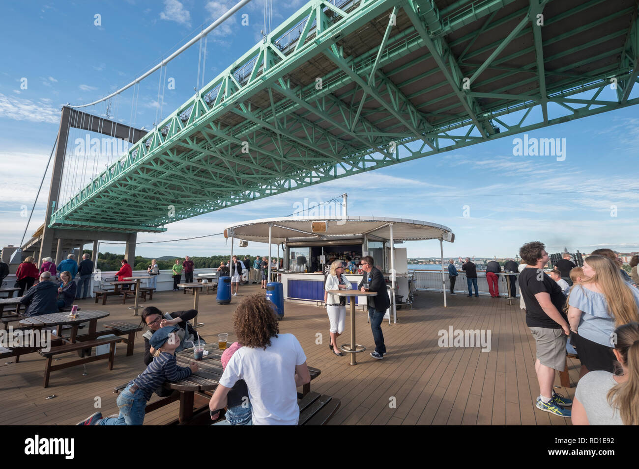 Los turistas fotografía cuando el ferry se ejecuta bajo Älvsborgsbron, Gotemburgo, Västergötland, Suecia. Foto de stock