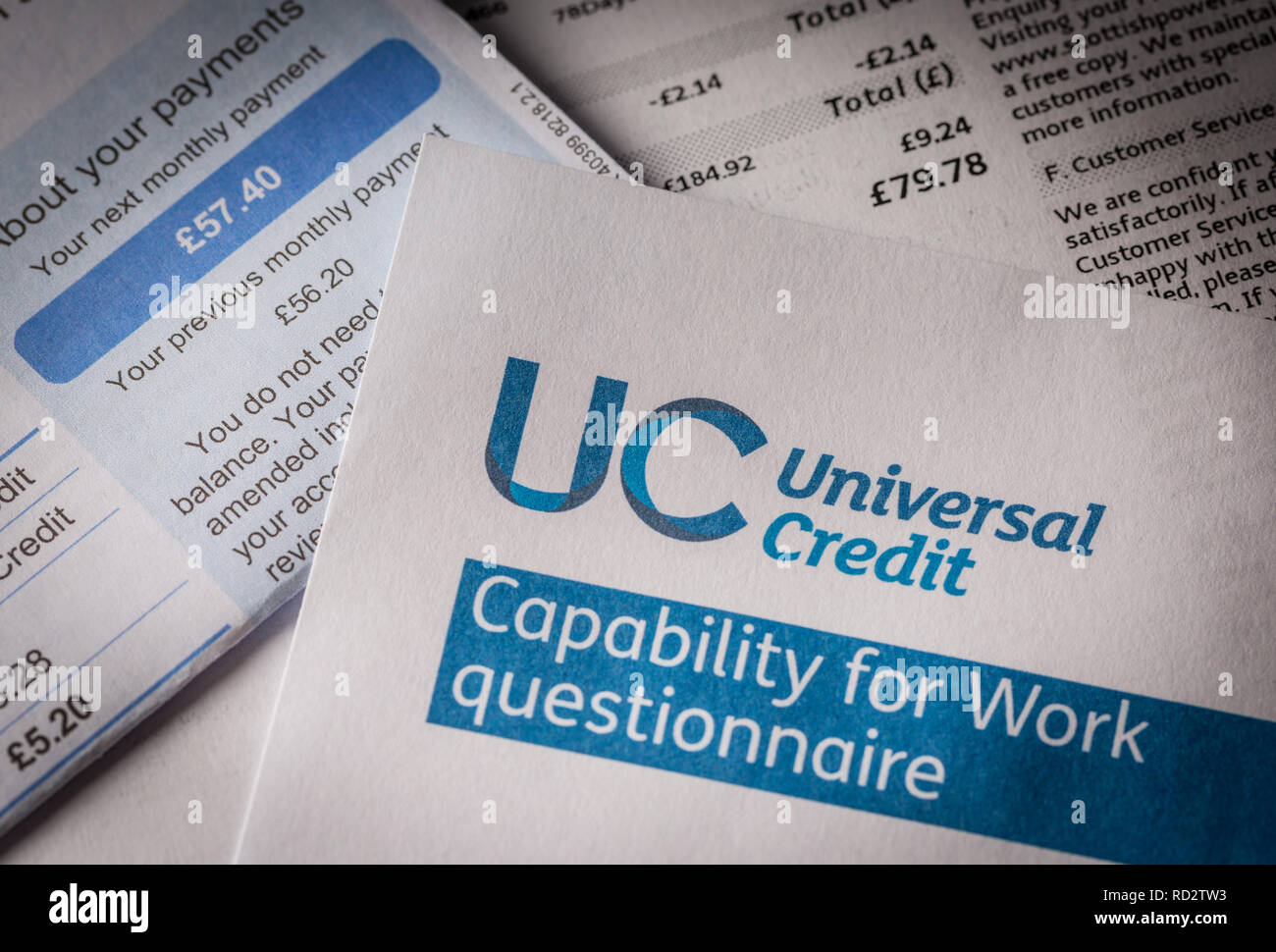 Formulario de crédito Universal del Reino Unido con un montón de facturas de servicios públicos Foto de stock