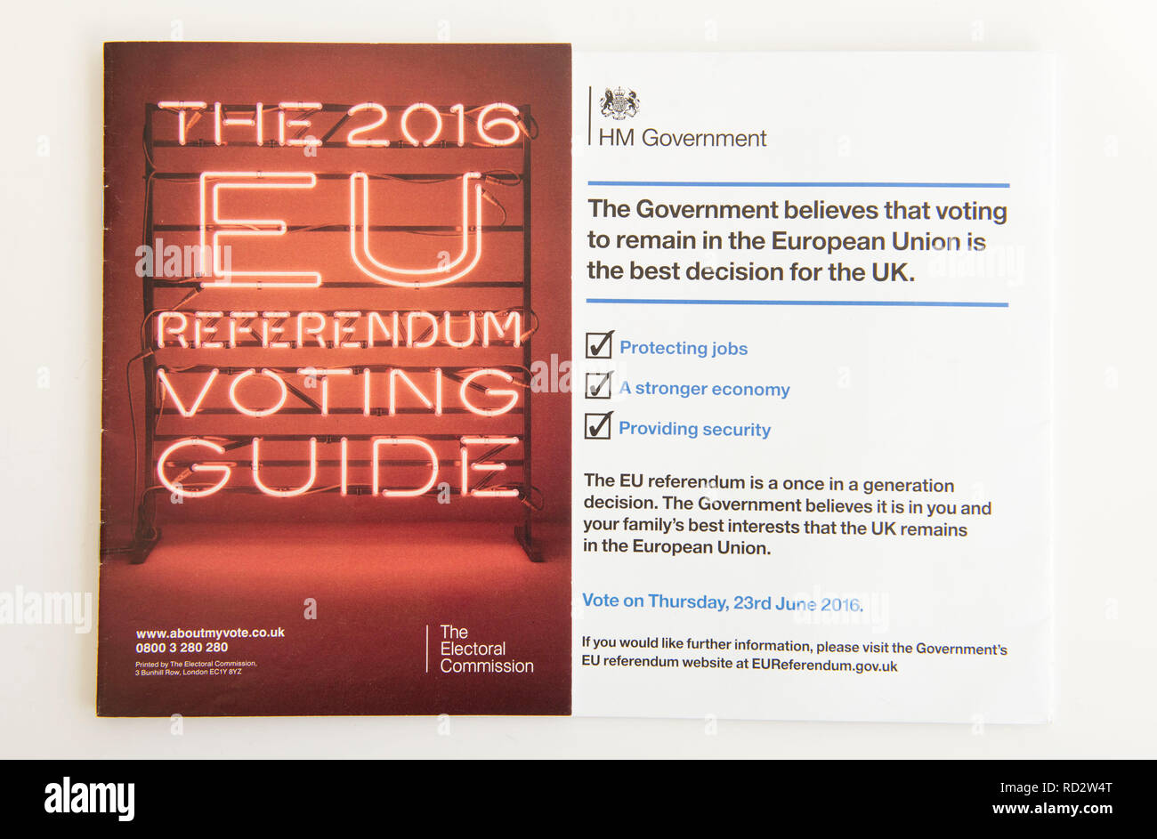 EU Referendum 2016 folletos producidos por el Gobierno británico y la Comisión Electoral antes de la votación Brexit el 23 de junio de 2016. Foto de stock