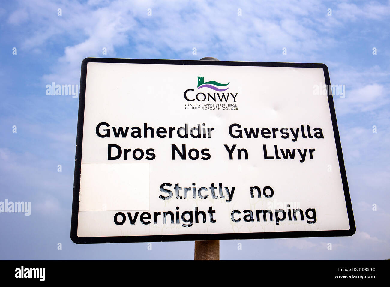 Estrictamente no acampar cartel en inglés y en idioma gales narrada por Conwy County Borough Council, Gales, Reino Unido Foto de stock