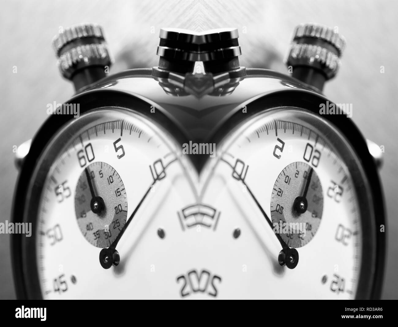 Efecto espejo en blanco y negro La imagen de un cronómetro Foto de stock