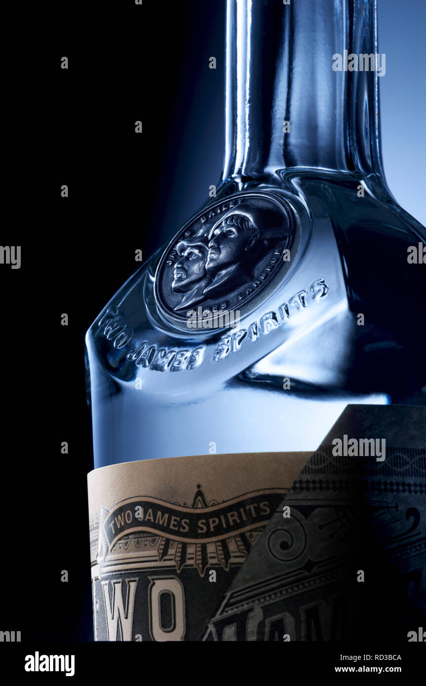 Cerrar imagen de dos botellas de vodka de James, fondo oscuro Foto de stock